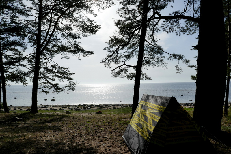 Tent op het strand van Krapi, Estland.